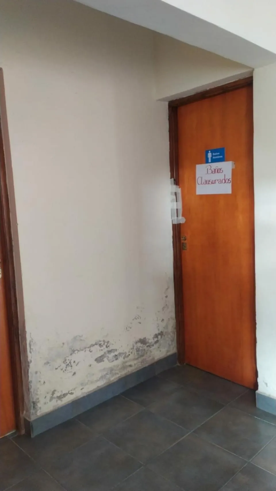 El ingenioso cartel de un comerciante cansado de que entren a su local preguntando cosas