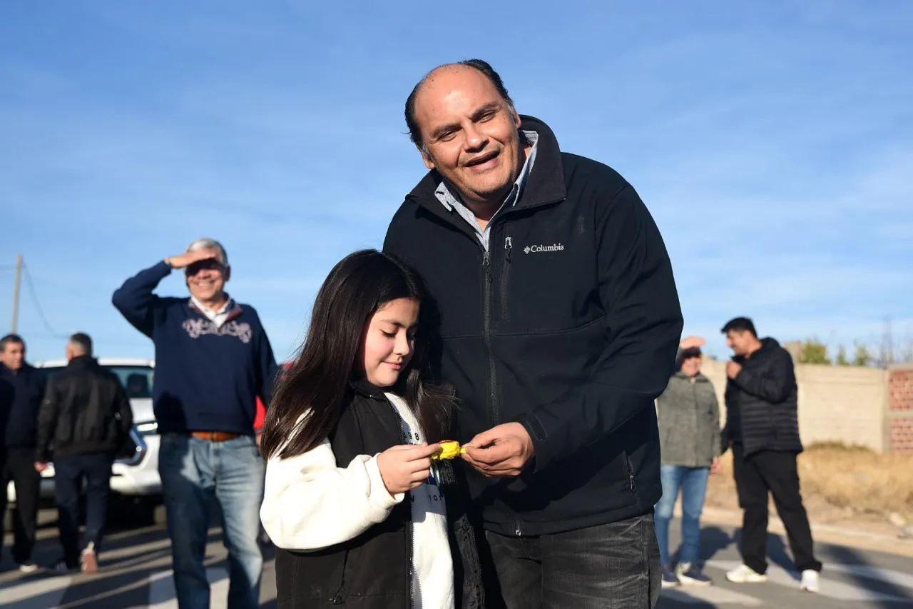 El intendente agasajó a una empleada municipal que se jubiló