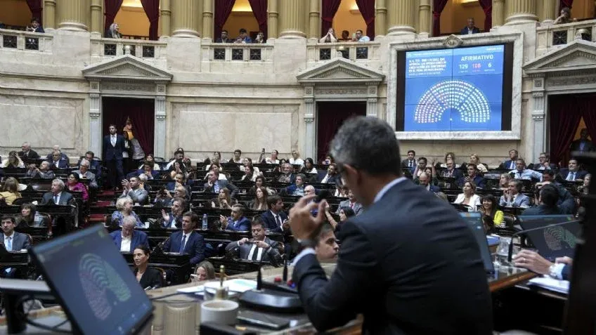 El intendente Raúl Barot se reunió con el gobernador Raúl Jalil y ministros para abordar la situación económica
