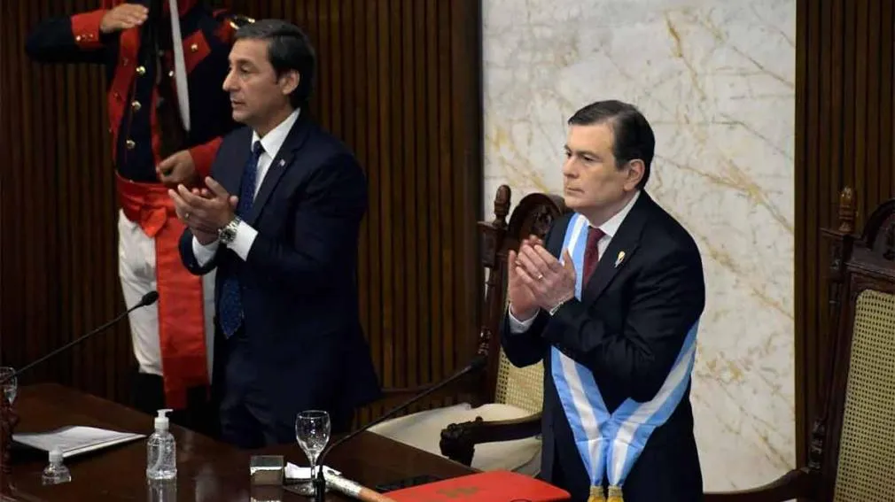 Él le era infiel, ella decidió abrir la pareja y ahora viven con su amante