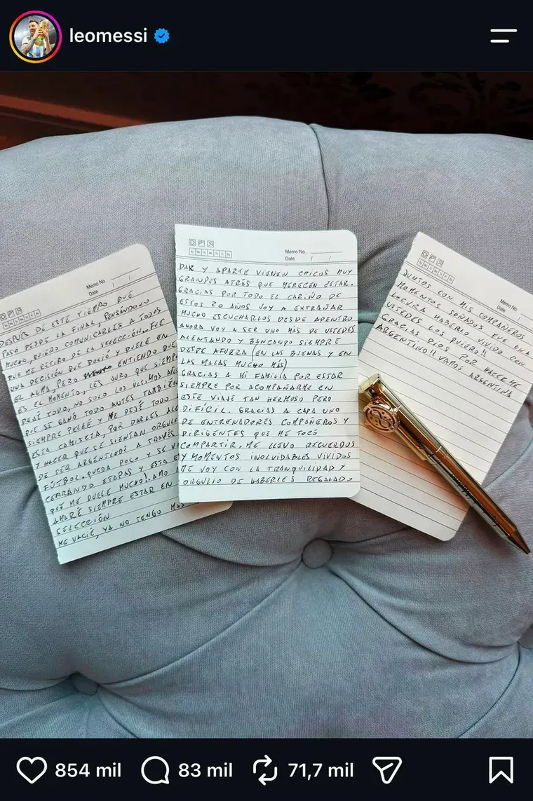 Hojas de libreta con texto manuscrito y una birome dorada apoyadas sobre un sillon tapizado en tela capitone.