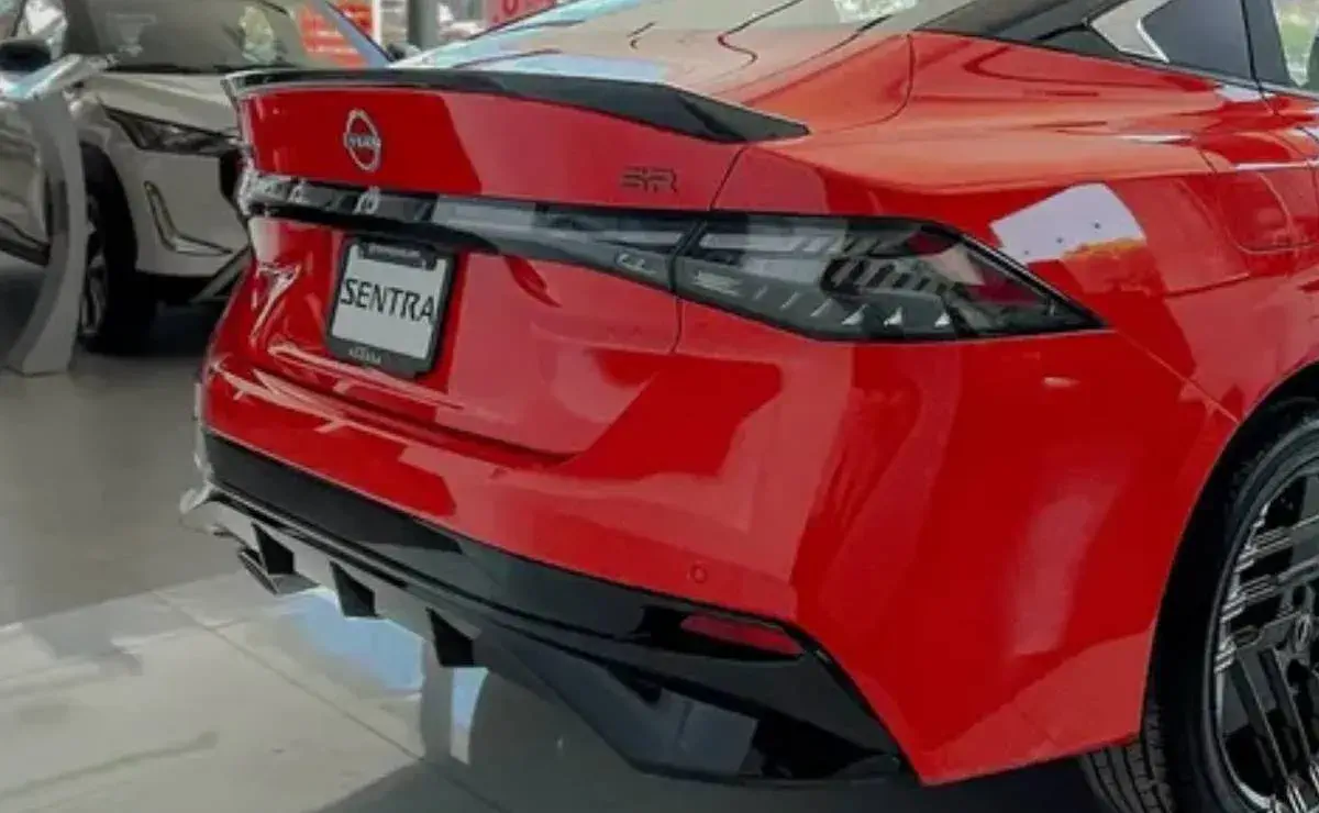 El nuevo Nissan Sentra se actualiza: diseño deportivo y más equipamiento para enfrentar al Toyota Corolla
