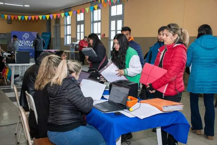 El Papa Francisco defendió la bendición a parejas homosexuales y criticó a los obispos conservadores