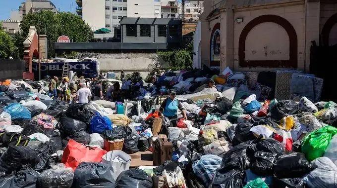 El peso fuerte de Milei lleva a los argentinos a comer en casa, vacía los bares y los asadores