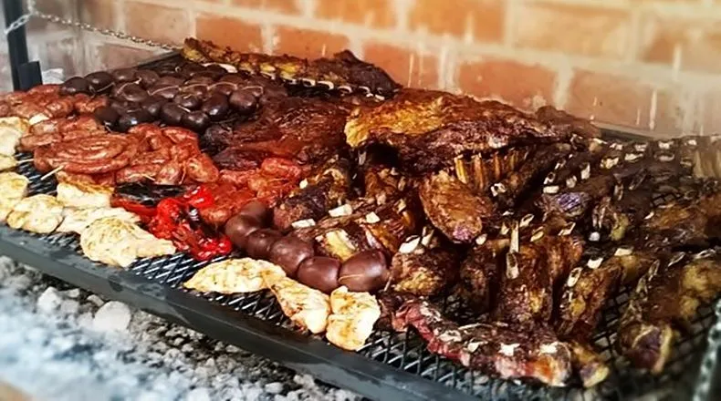 El queso y el vino tinto podrían ayudarnos a mantener nuestro cerebro en buen estado, según estudio