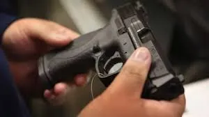 ¡El tiro por la culata! Robó y se escondió en una casa pero el dueño era policía