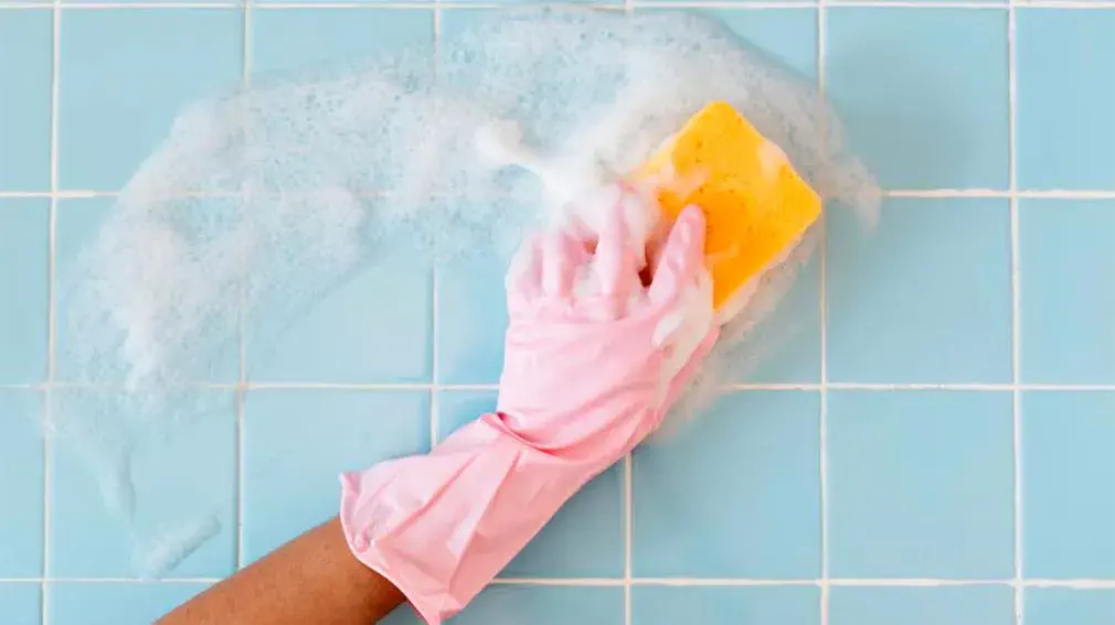 El truco casero para dejar los azulejos del baño como nuevos