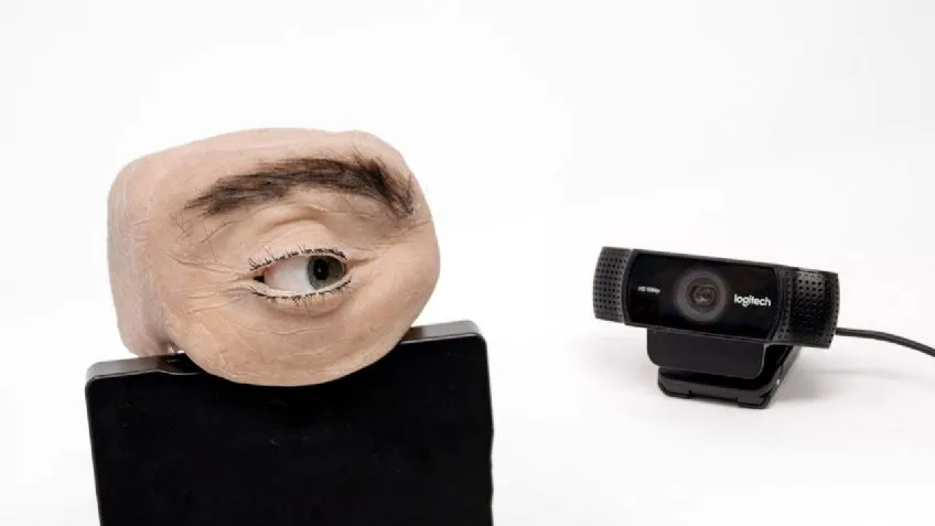 El truco viral para tener una piel más joven: un automasaje con cucharas