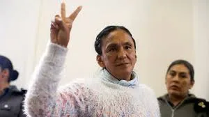 El verdadero motivo de la “tirita” que tienen todas las camisas en la espalda: para qué sirve