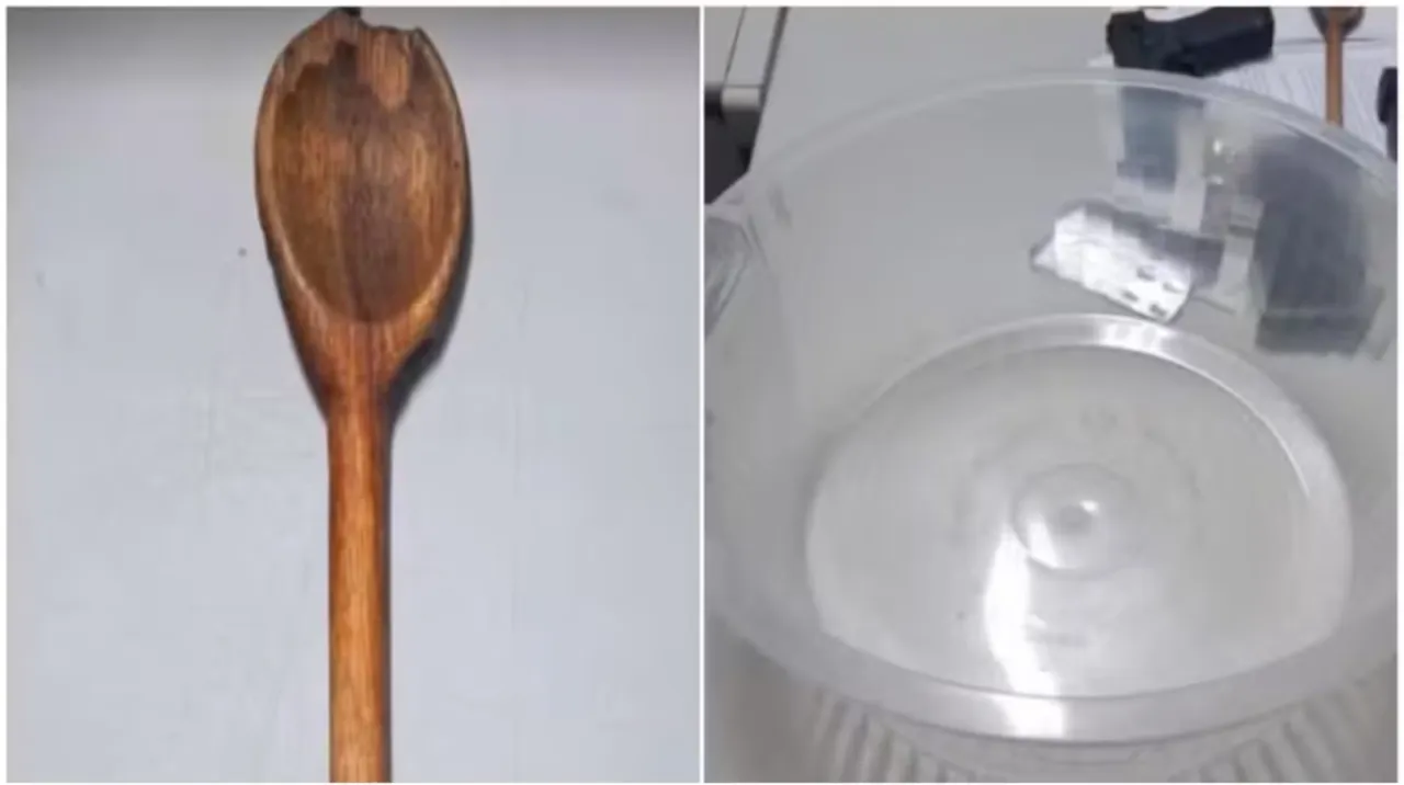 Una cuchara de madera gastada al lado de un recipiente de plastico transparente.