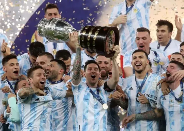 Ella le propuso casamiento cuando terminó de jugar al fútbol