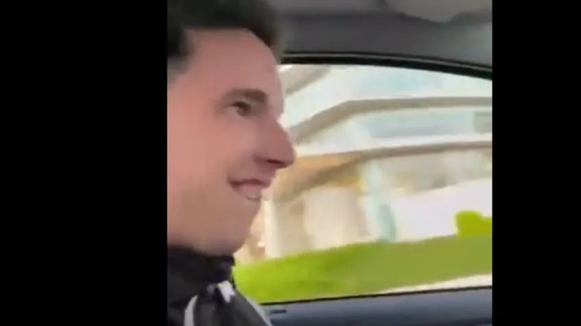 Ella se olvidó el dinero para pagar la cena de la primera cita y el chico compró comida para él solo