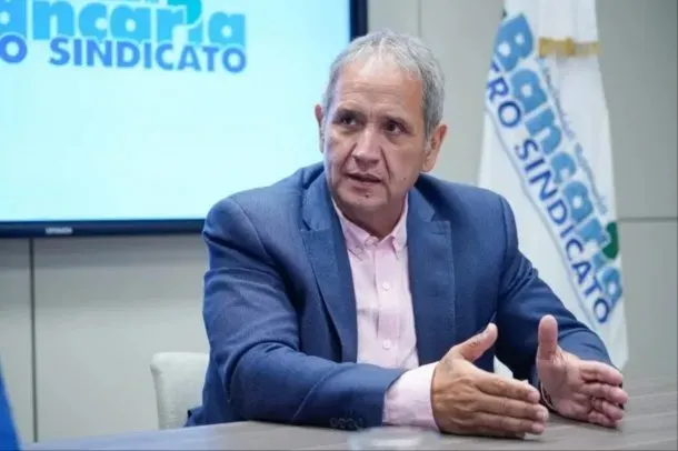 “Ellos se llenan bien los bolsillos mientras los tontos pelean por las redes sociales por una polenta”