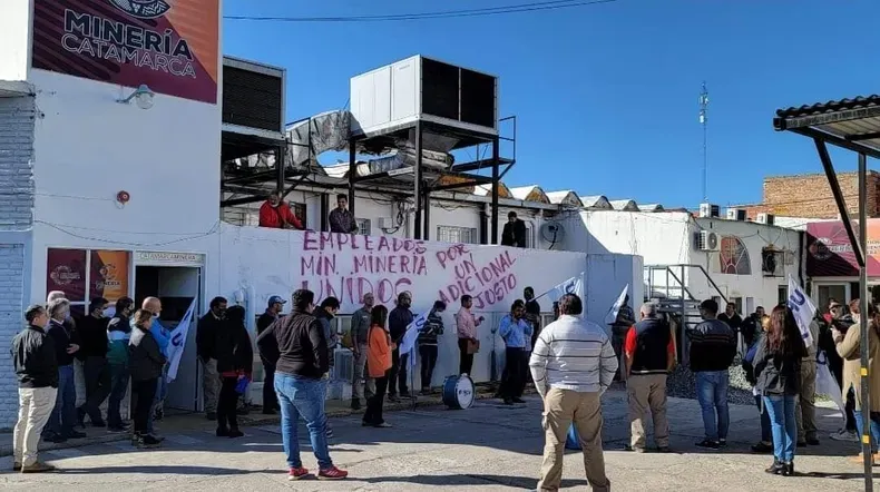 En fotos: el dolor tras la matanza de al menos 19 niños y dos maestras en una escuela primaria