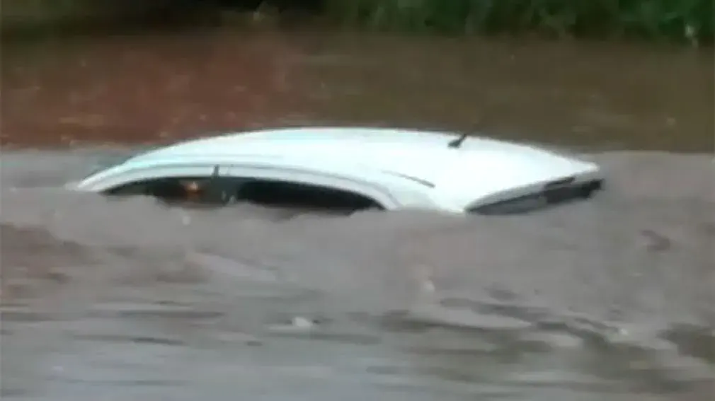 En medio de la fuerte tormenta, un automovilista perdió el control y cayó al canal
