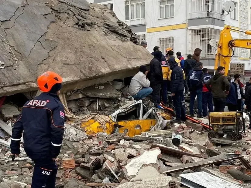 En pleno centro: agredió a su expareja y destrozó una moto