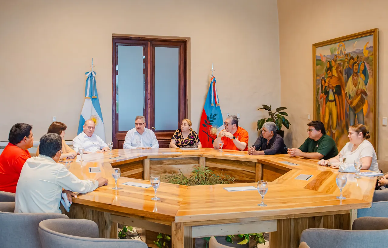 En un centro deportivo: Detienen a tres personas, secuestran droga y un automóvil