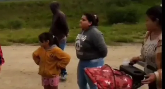 Encontraron a un bebé caminando descalzo en medio de una ruta: la insólita justificación de sus papás