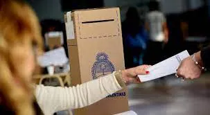 Encontraron a una mujer muerta en una alcantarilla con signos de estrangulamiento y golpes