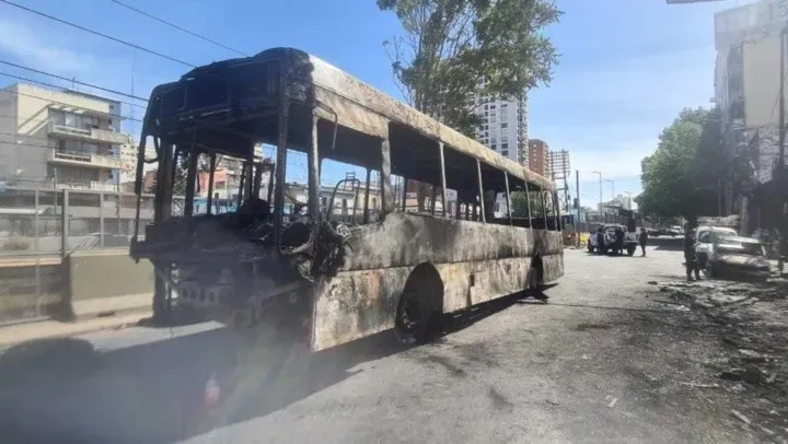 Encontraron asesinado de 30 puñaladas a un hombre en su cama