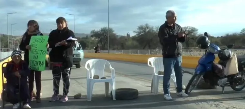 Encontraron un televisor abandonado en la vía pública
