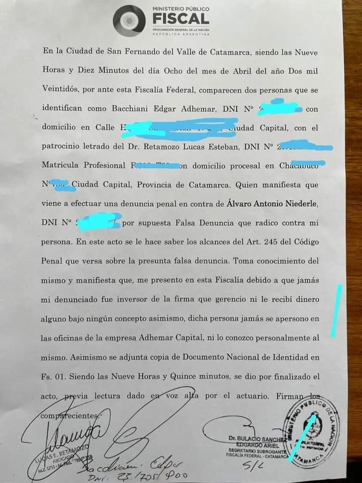 Encontró a su esposo con la amante en el parque y le destruyó el auto