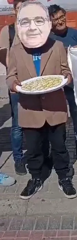 Encontró al amante de su esposa en la calle, lo golpeó y le destrozó la moto