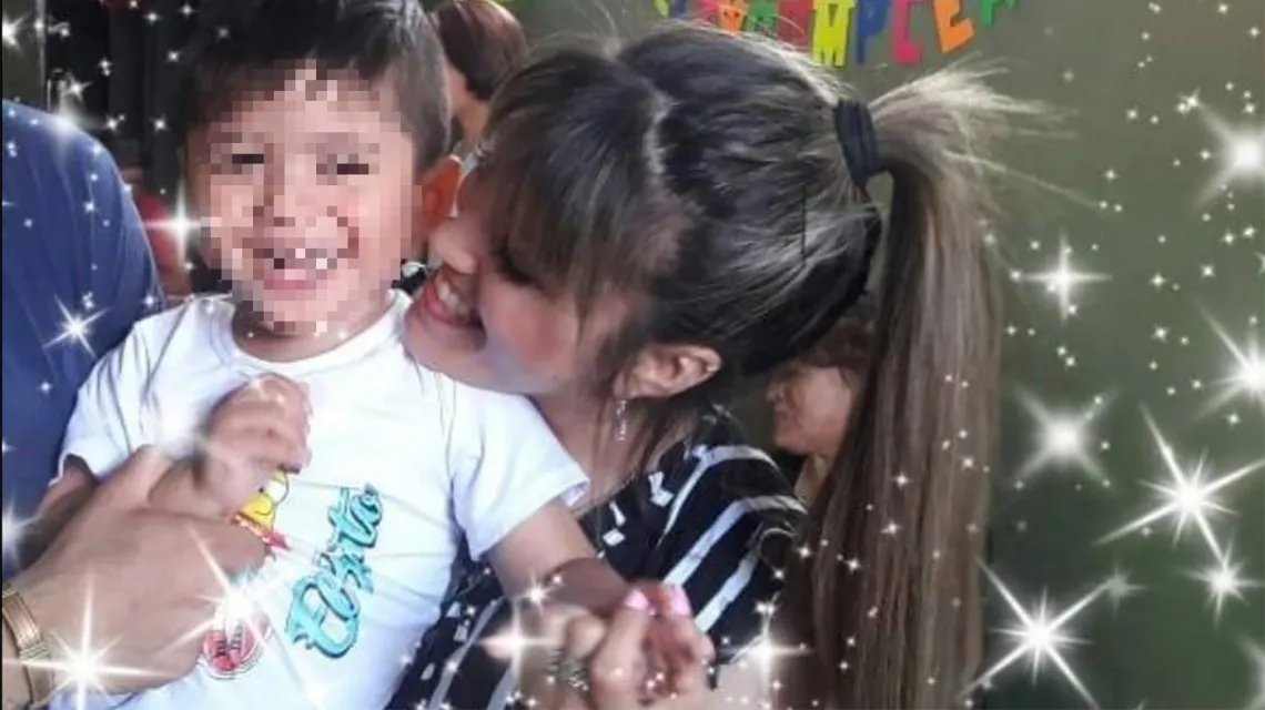 Encontró en el oído de su hijo un “gusano devorador de cerebros”, fue al médico y pasó un papelón