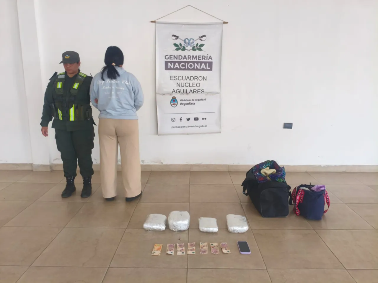 Encuentran a 3 niños solos en camioneta: sus padres estaban en una fiesta