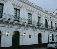 Entraron a robar en un local de ropa, la empleada se desmayó y un ladrón la asistió