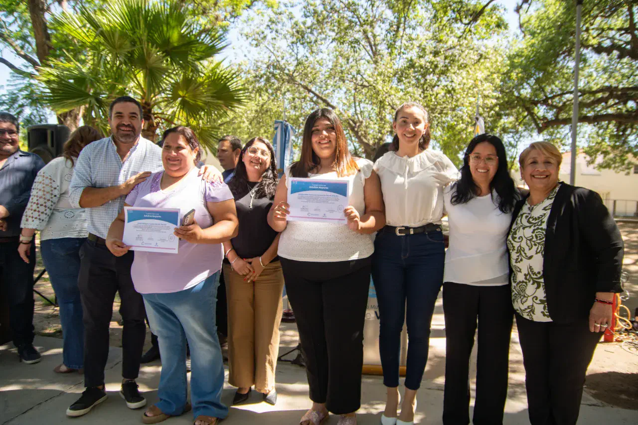 Entrega de certificados a cuidadores de personas adultas y mayores en Valle Viejo