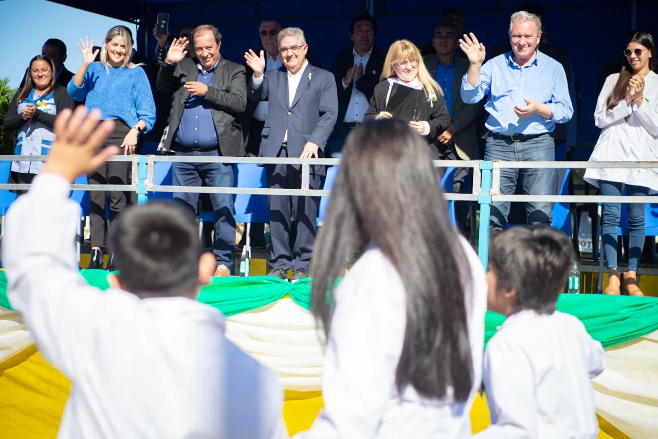 Entregan anteojos del programa Nacional "Mirarnos" en Los Altos