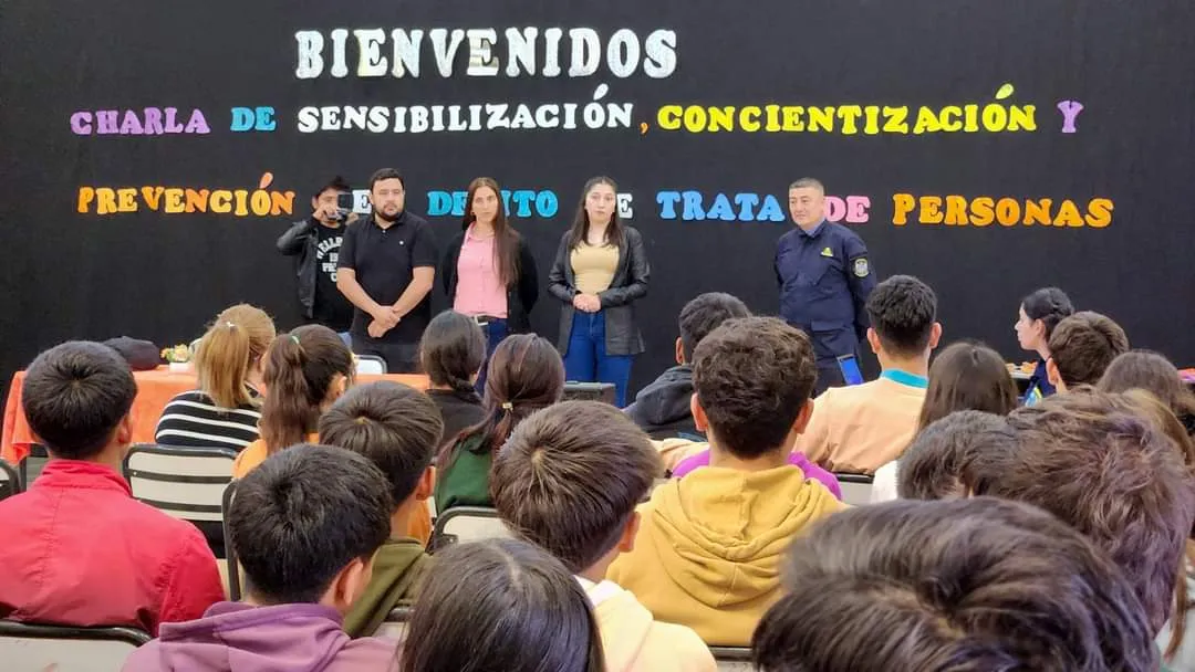 Entró a la Escuela y golpeó brutalmente a un alumno