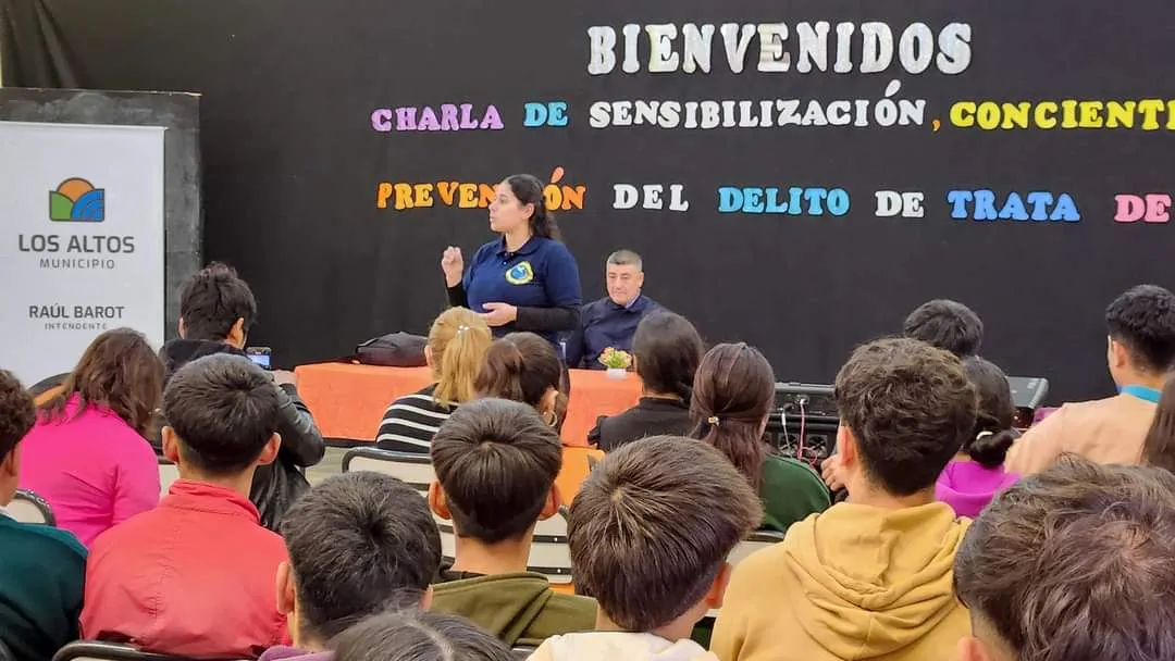 Entró a la Escuela y golpeó brutalmente a un alumno