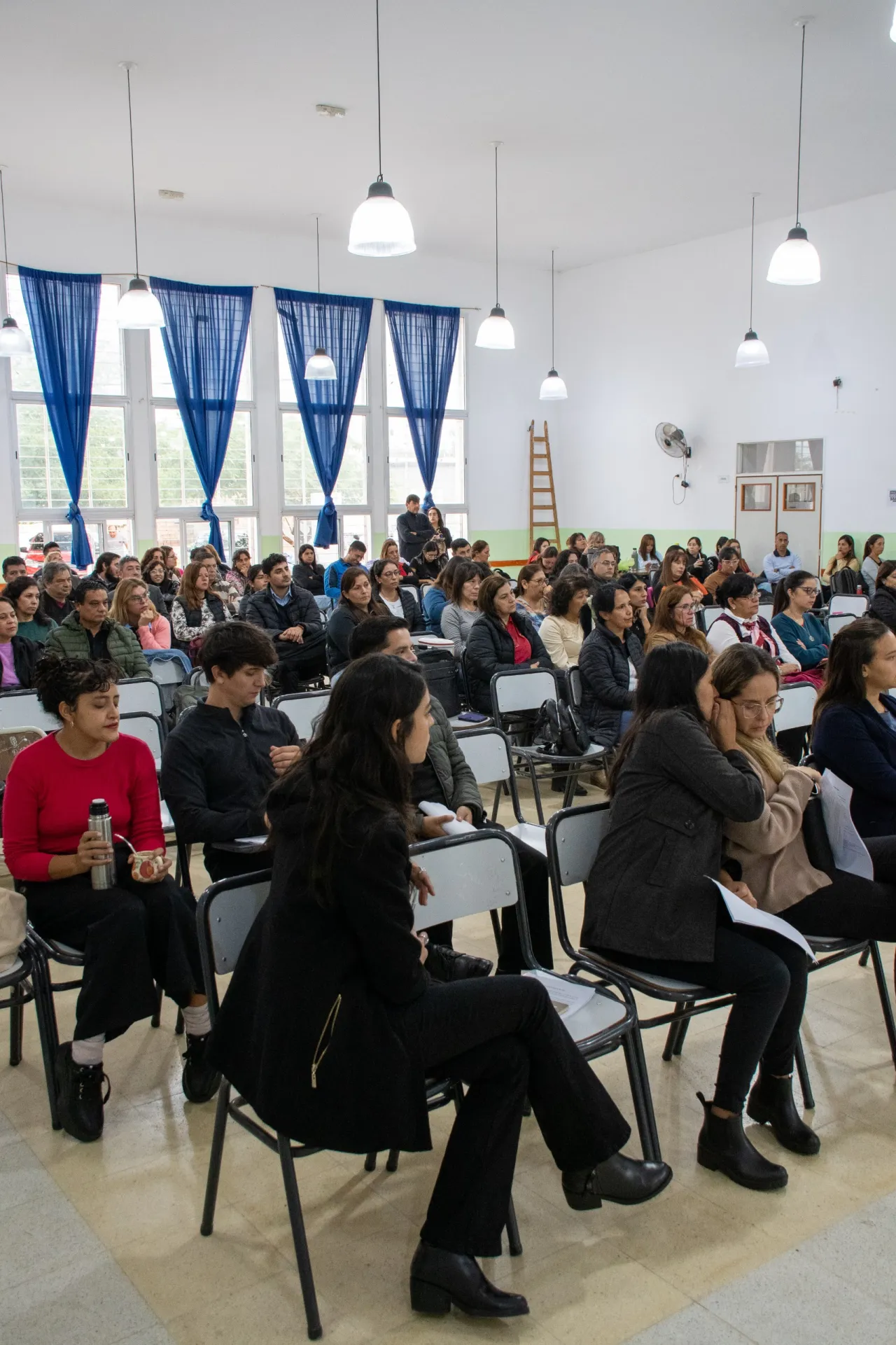 Era su primer día de clase y un compañero lo recibió con una puñalada a la salida del colegio