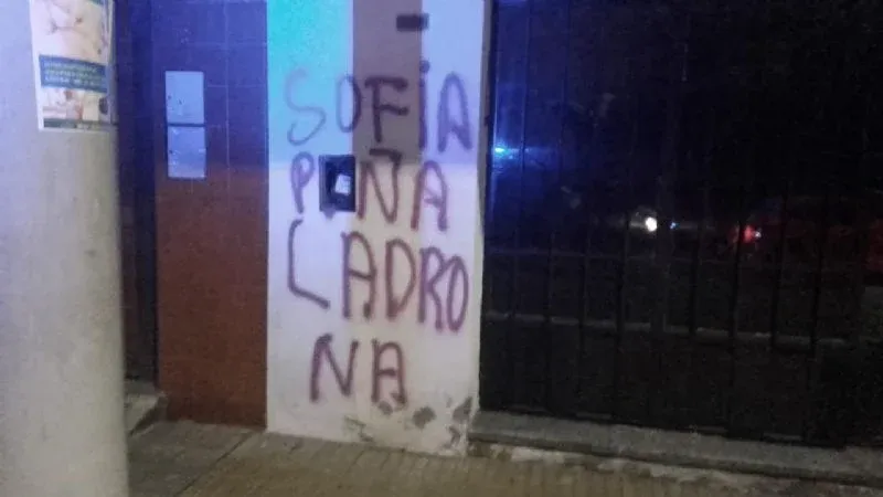 "Es una vergüenza lo que hacen los médicos y como juegan con la salud de nuestros hijos"