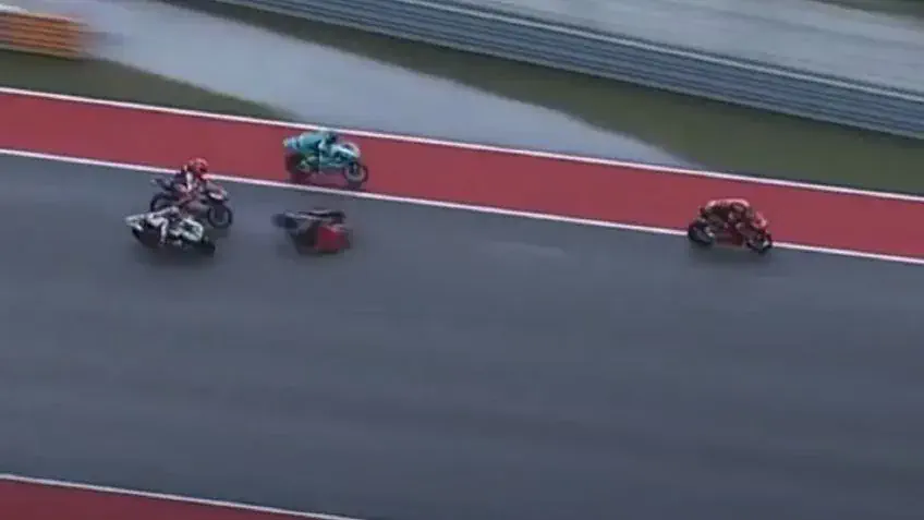 Escalofriante accidente en el Moto 3 que pudo terminar en tragedia