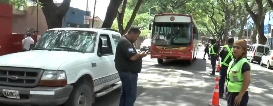 Estaba en la banquina cundo fue embestido por una Hilux