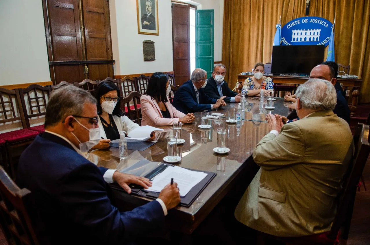 Este "ciervo mágico" vive con una flecha clavada en la cabeza