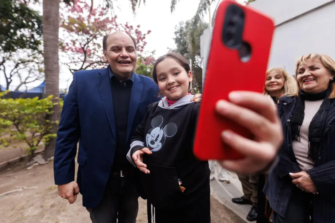 Exitoso debut del programa "Ver para Crecer" con 129 pares de anteojos entregados en el acto