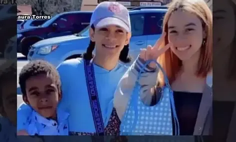 Expareja a las piñas en el poli