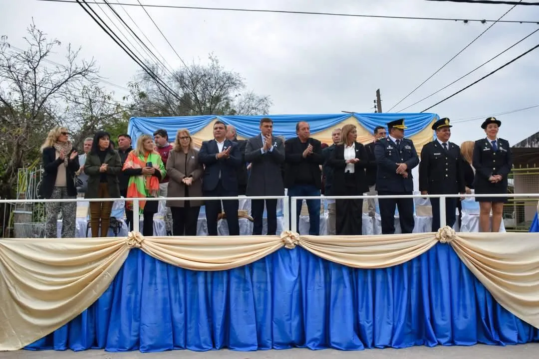 Faenan animales abajo de un puente
