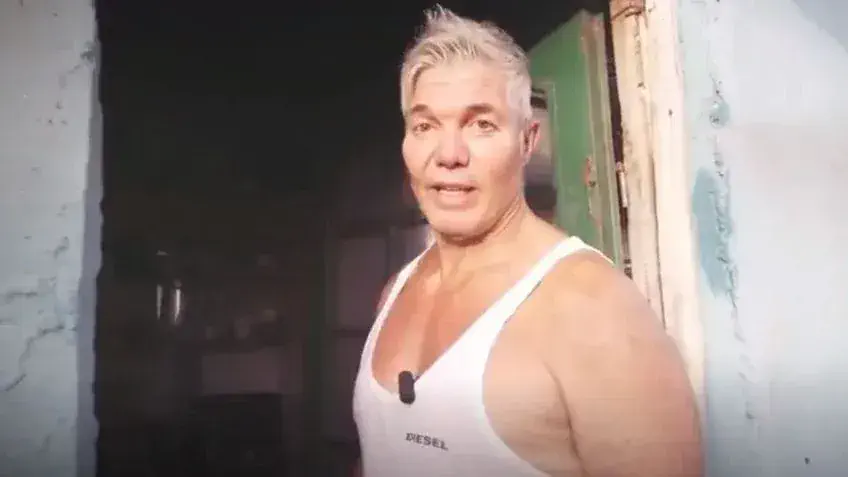 Fernando Burlando se lanzó como candidato, en una villa y en ojotas