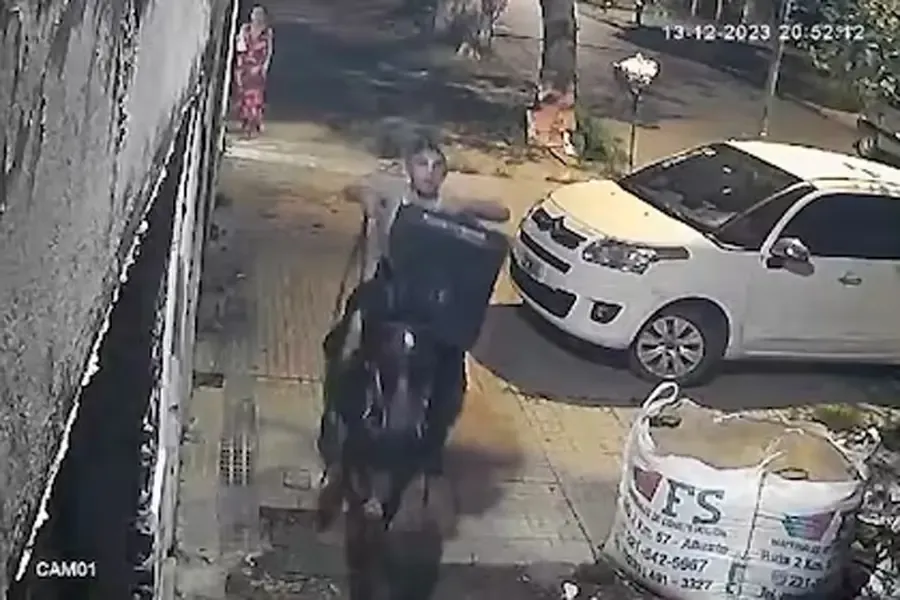 Filtran un video inédito de la feroz pelea del cantante de Ke Personajes a la salida de un boliche en Recoleta