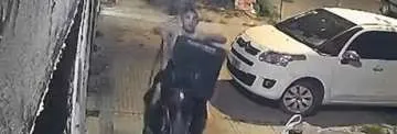 Filtran un video inédito de la feroz pelea del cantante de Ke Personajes a la salida de un boliche en Recoleta