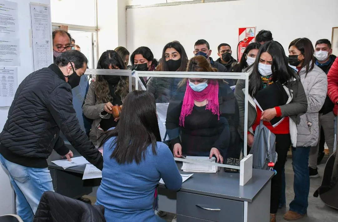 Fue a comprar un pantalón a un local y recibió una respuesta sobre el talle que la enfureció