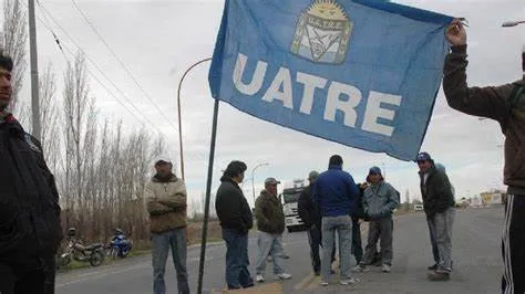 Fue a robar cables con su mujer y su bebé: terminó colgado por dos horas