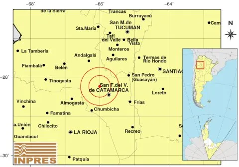 Fue al médico por un fuerte dolor de estómago, y le sacaron un parásito de 18 metros de largo