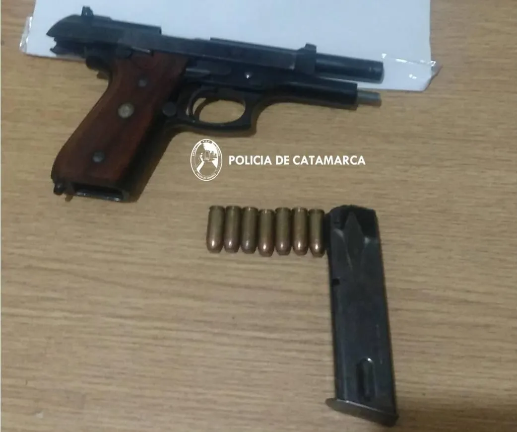 Fue filmado sacando un cadáver a la calle