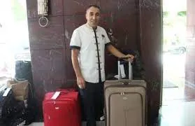 Fueron a detenerlo y lo encontraron en un momento íntimo